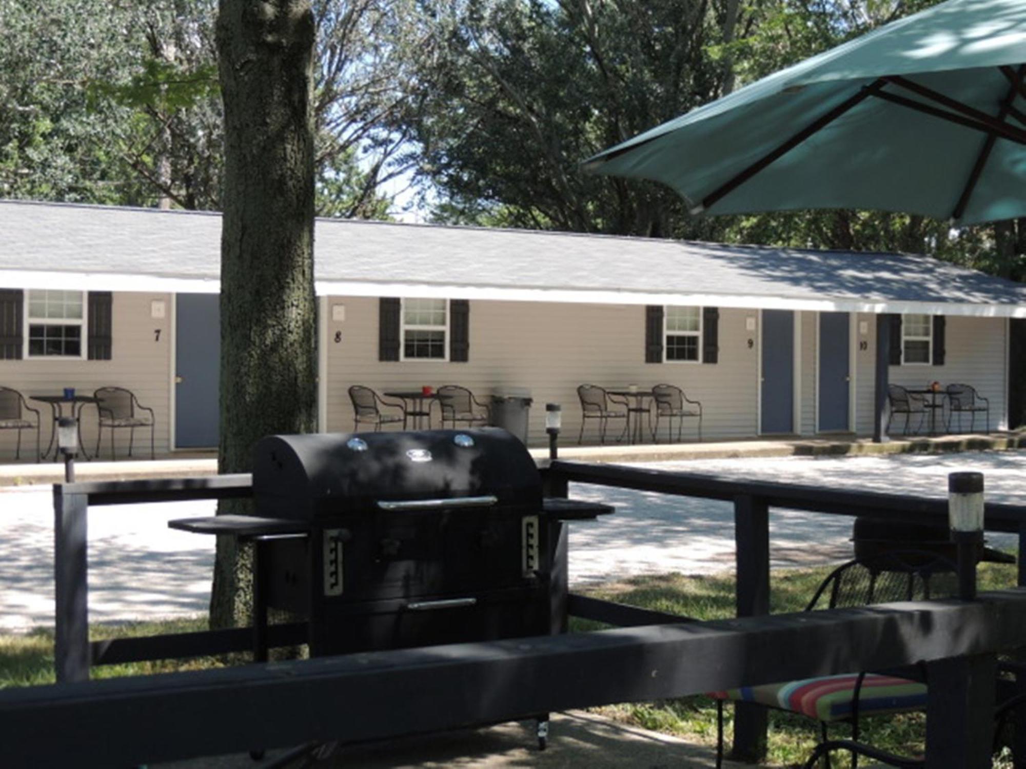 Motel White Caps